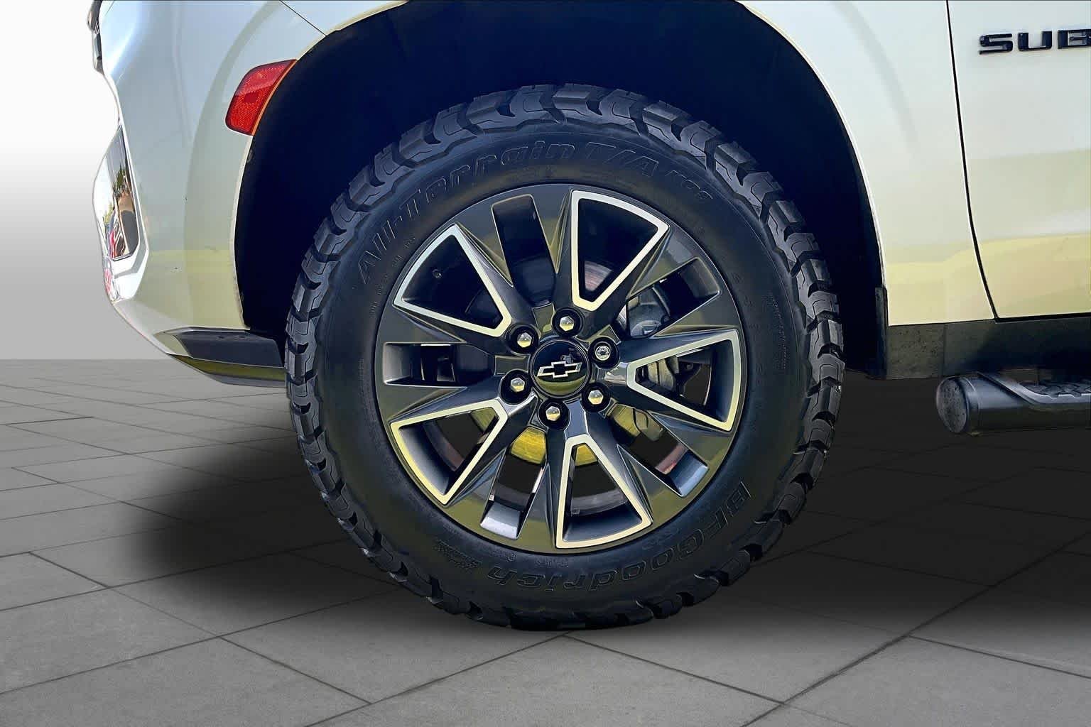 Used 2023 Summit White Chevrolet Z71 image 11