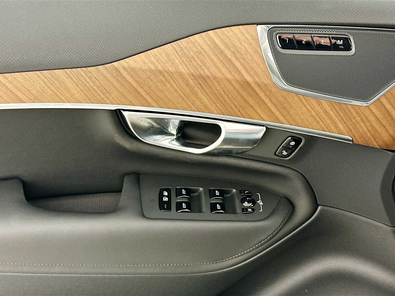 2025 Volvo XC90 Plus - Photo 14