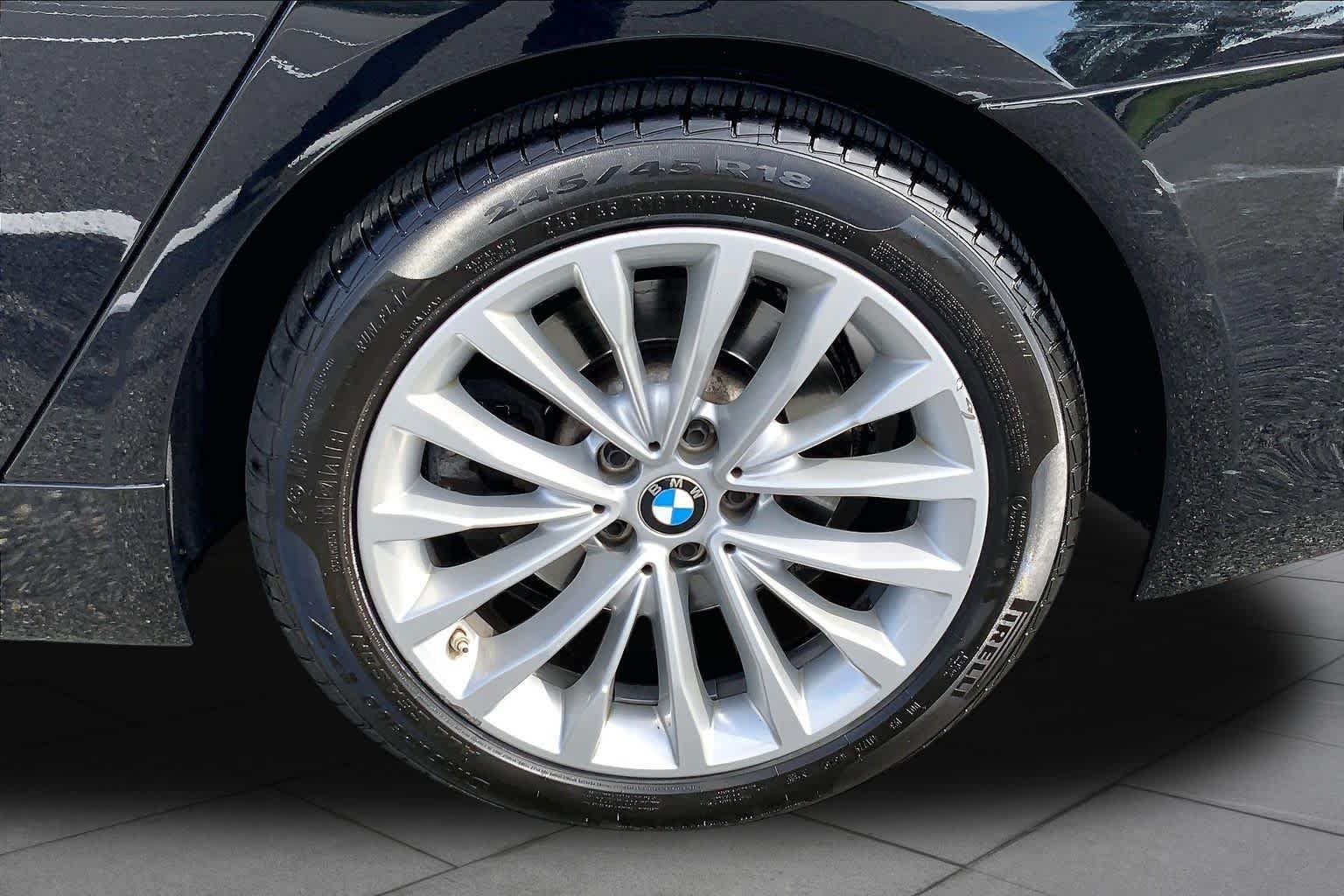 Used 2022 Jet Black BMW 530i xDrive image 10