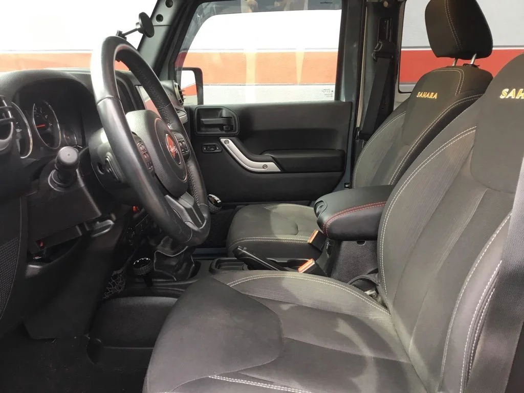 Used 2015 Gray Jeep Sahara image 9