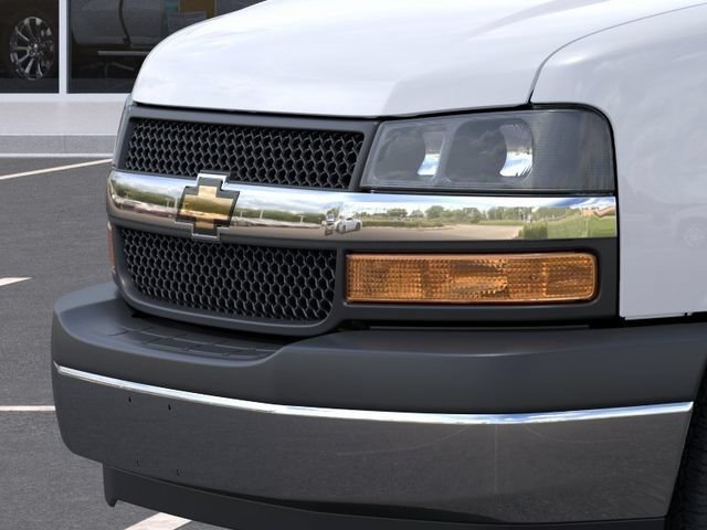 New 2026 Summit White Chevrolet WT image 13