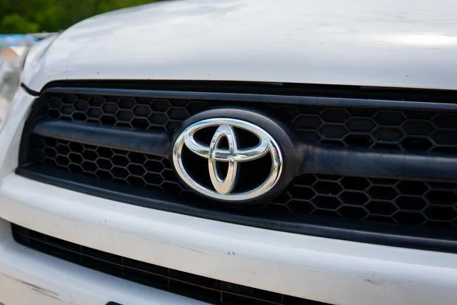 Used 2012 Super White Toyota Base image 14
