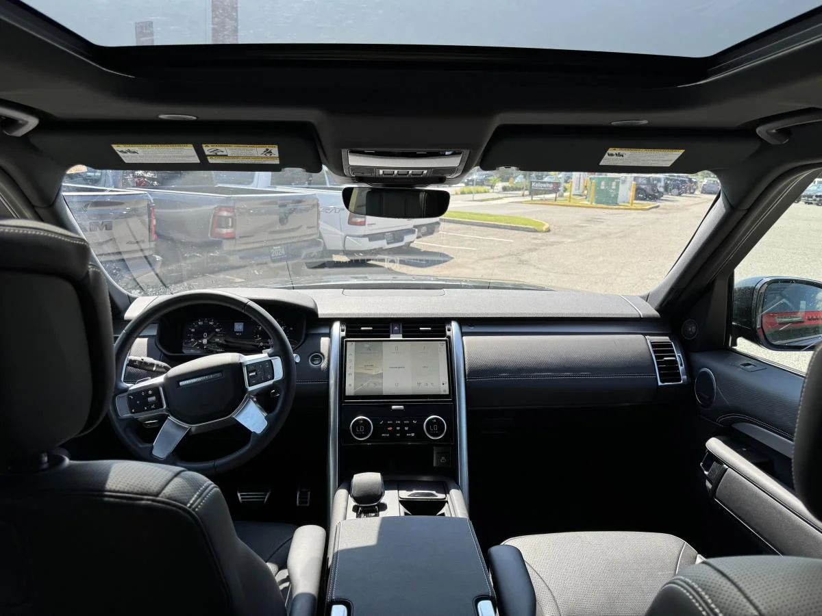 Used 2024 Black Land Rover Dynamic Se image 12
