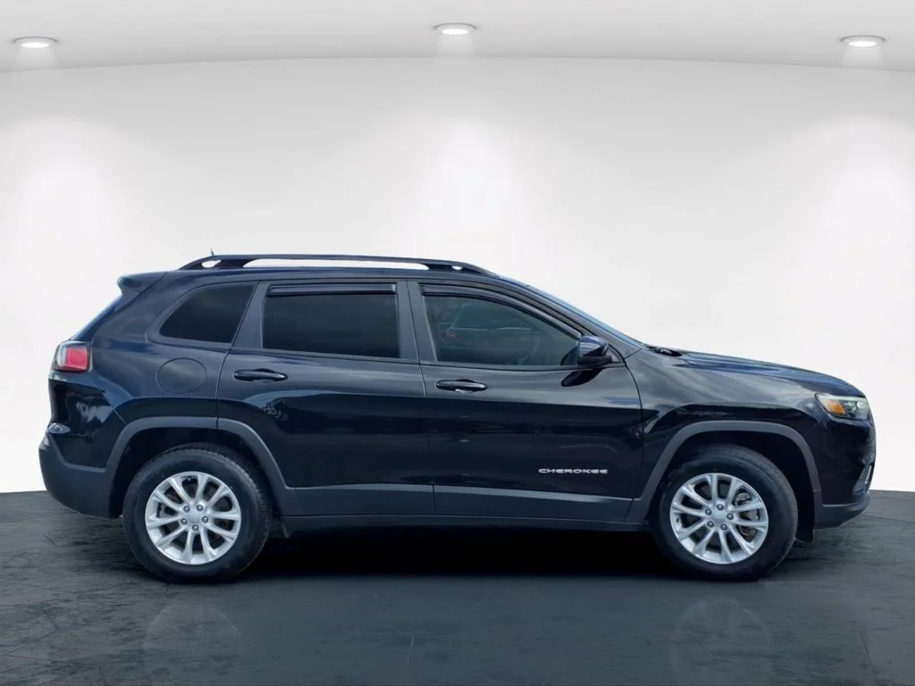Used 2022 Black Jeep Latitude Lux image 5
