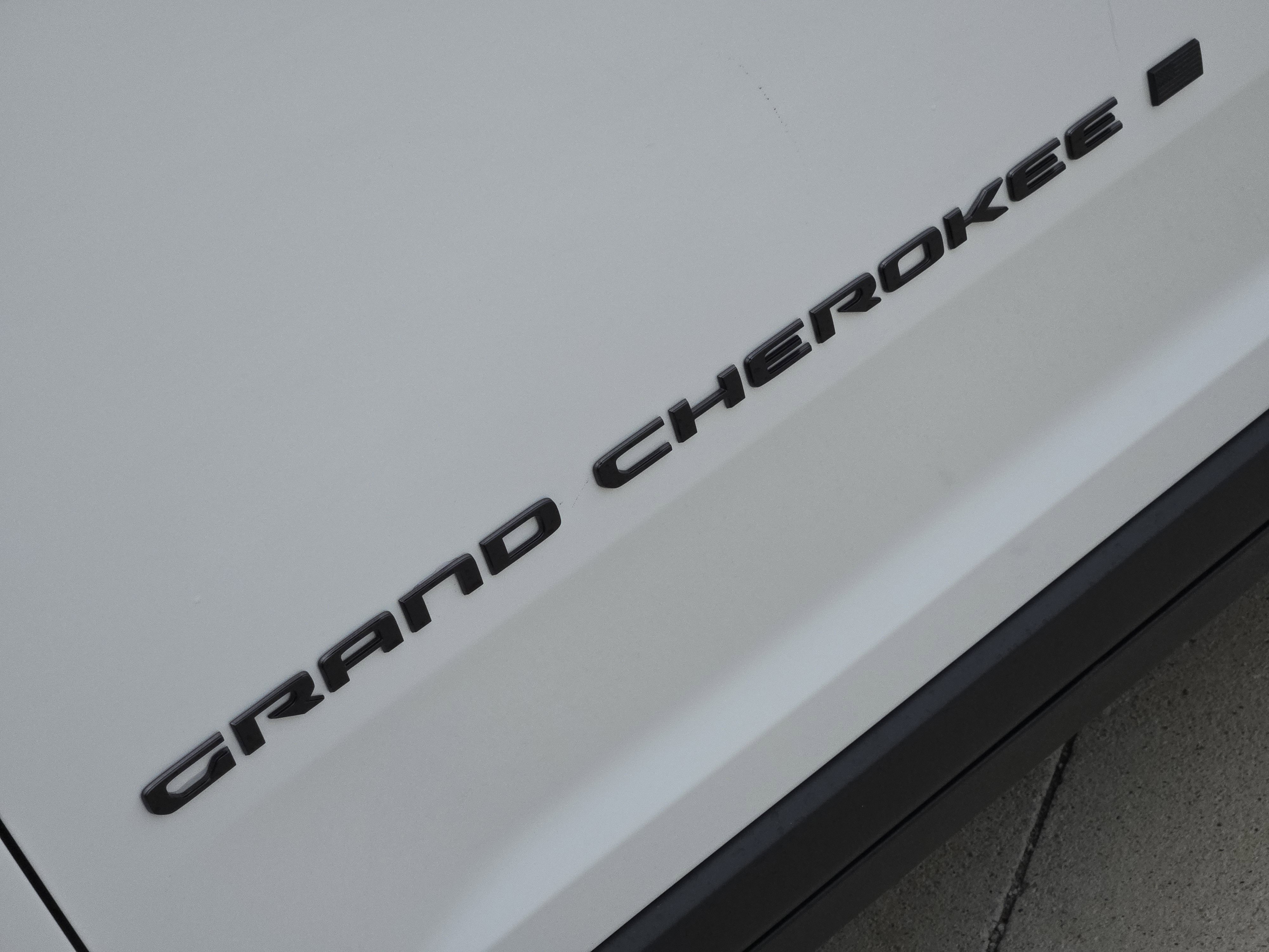 New 2026 Bright White Clear-Coat Exterior Paint Jeep Limited image 8
