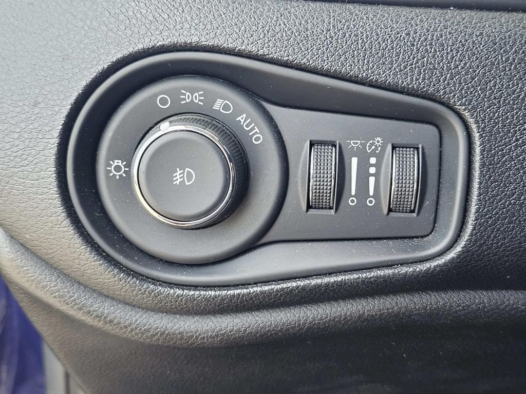 Used 2017 Blue Jeep Latitude image 25