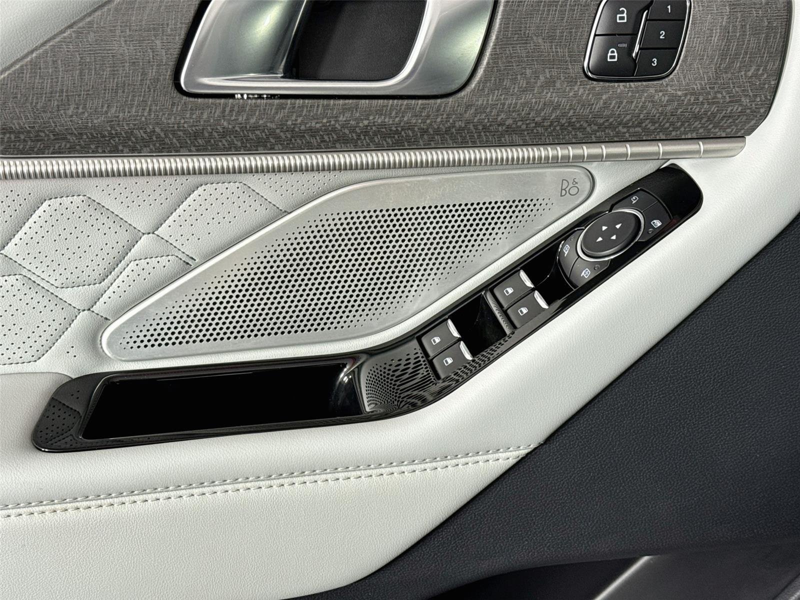 Used 2025 White Metallic Ford Platinum image 21