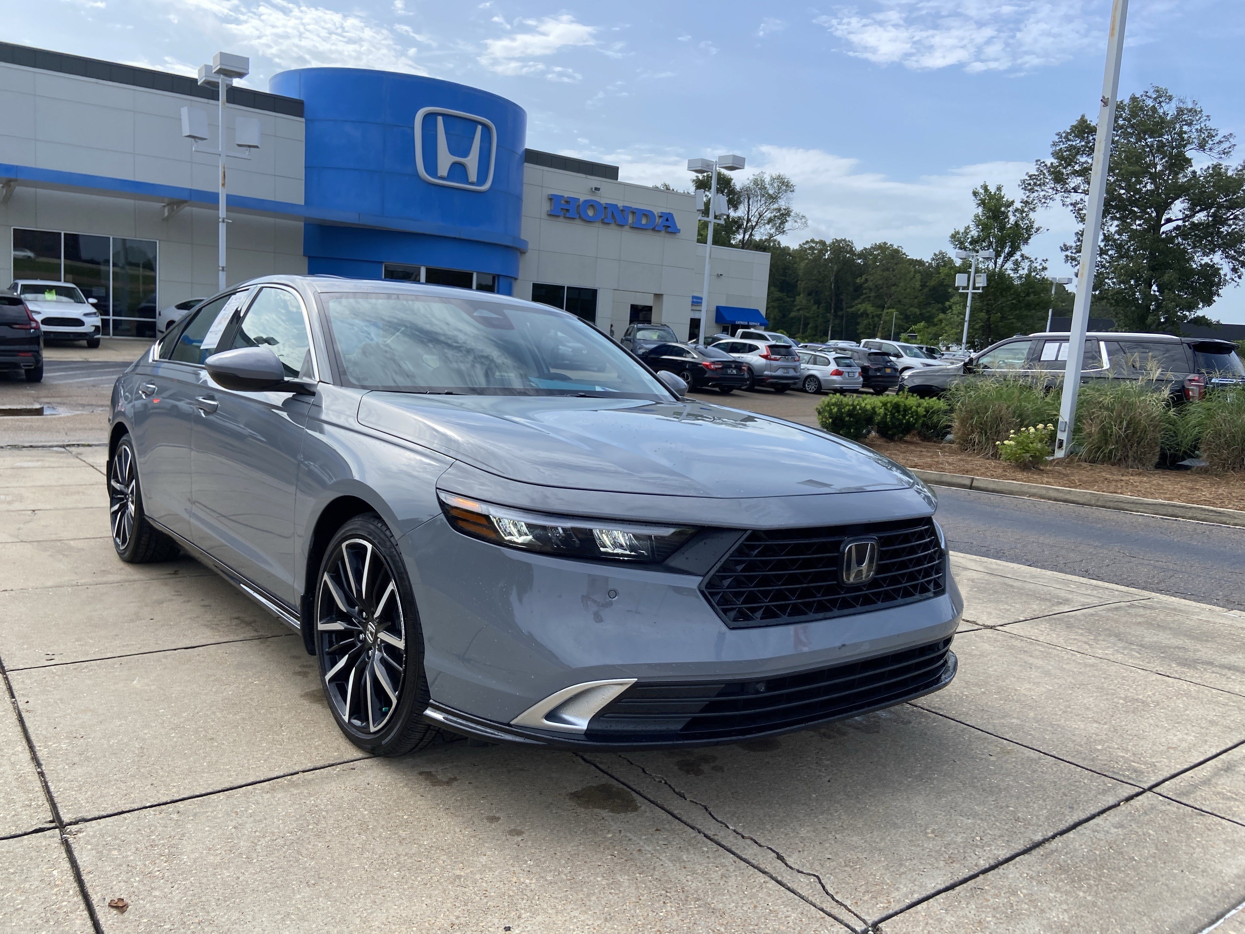 Used 2023 Urban Gray Pearl Honda Touring image 2