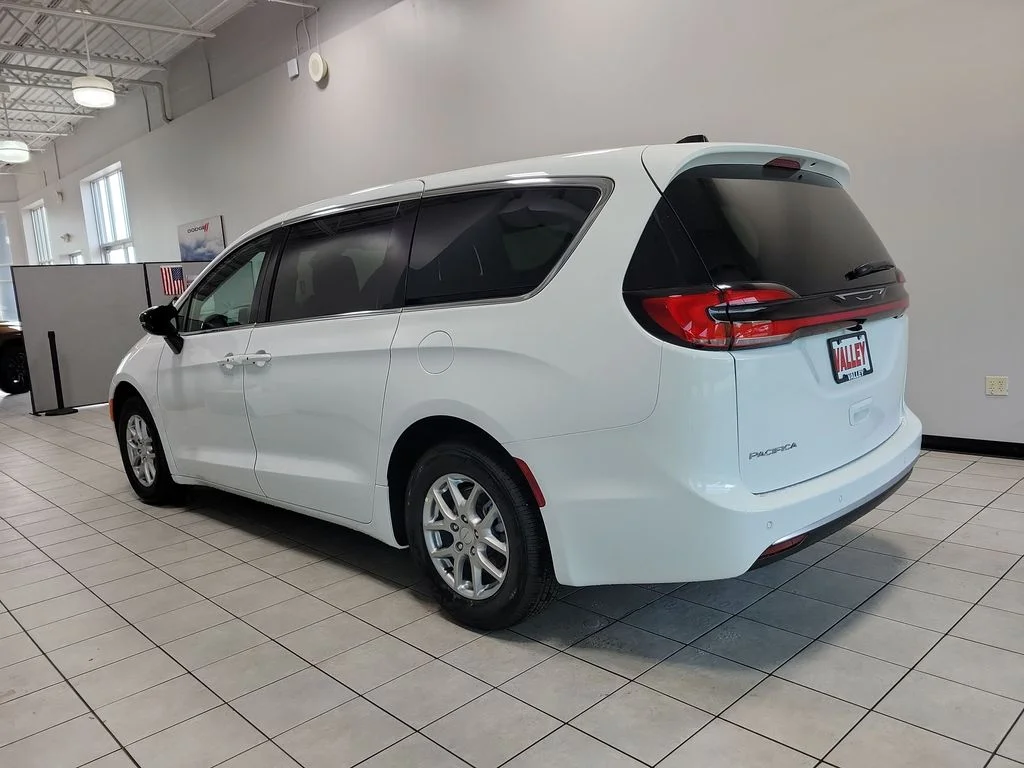 New 2027 Bright White Clear-Coat Exterior Paint Chrysler Select image 6