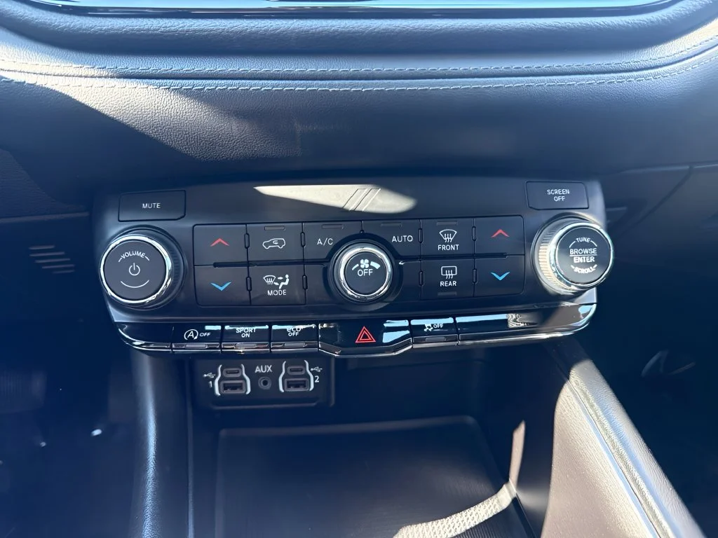 Used 2022 White Dodge SXT image 17