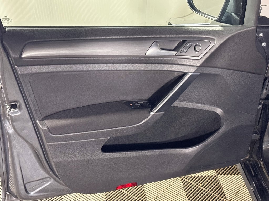Used 2018 Gray Volkswagen S image 10