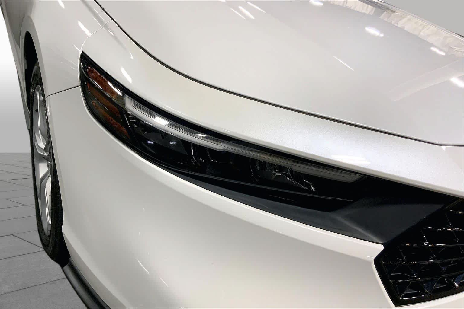 Used 2023 Platinum White Pearl Honda LX image 28
