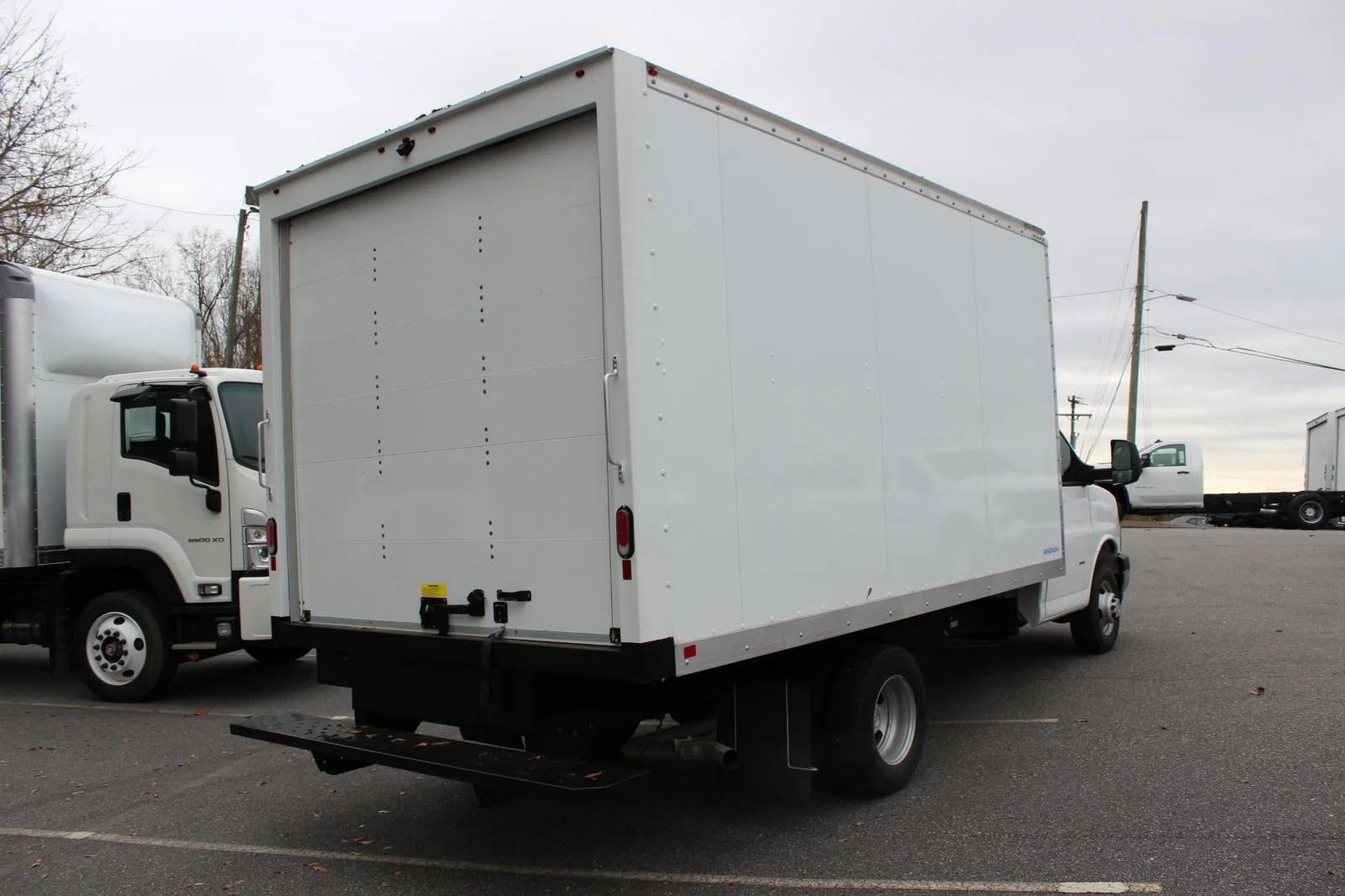 New 2025 Summit White Chevrolet 1WT image 4