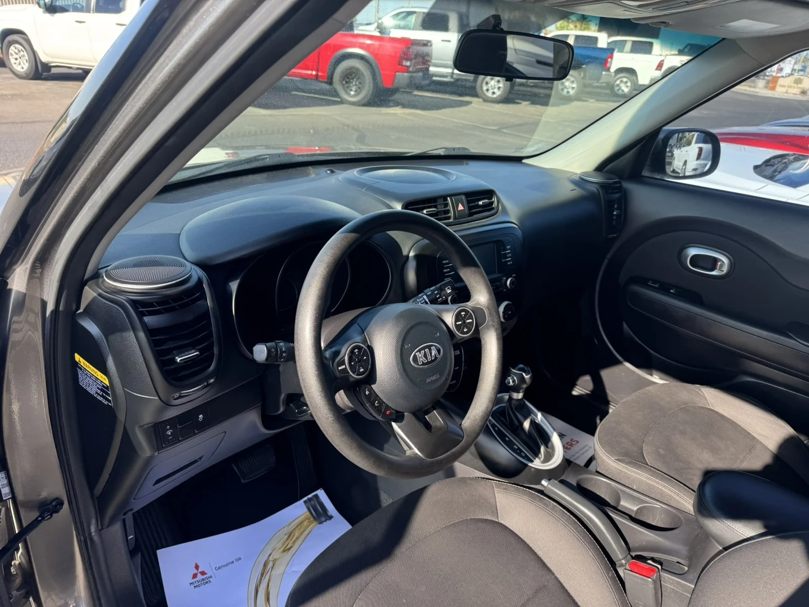 Used 2019 grey Kia Base image 10