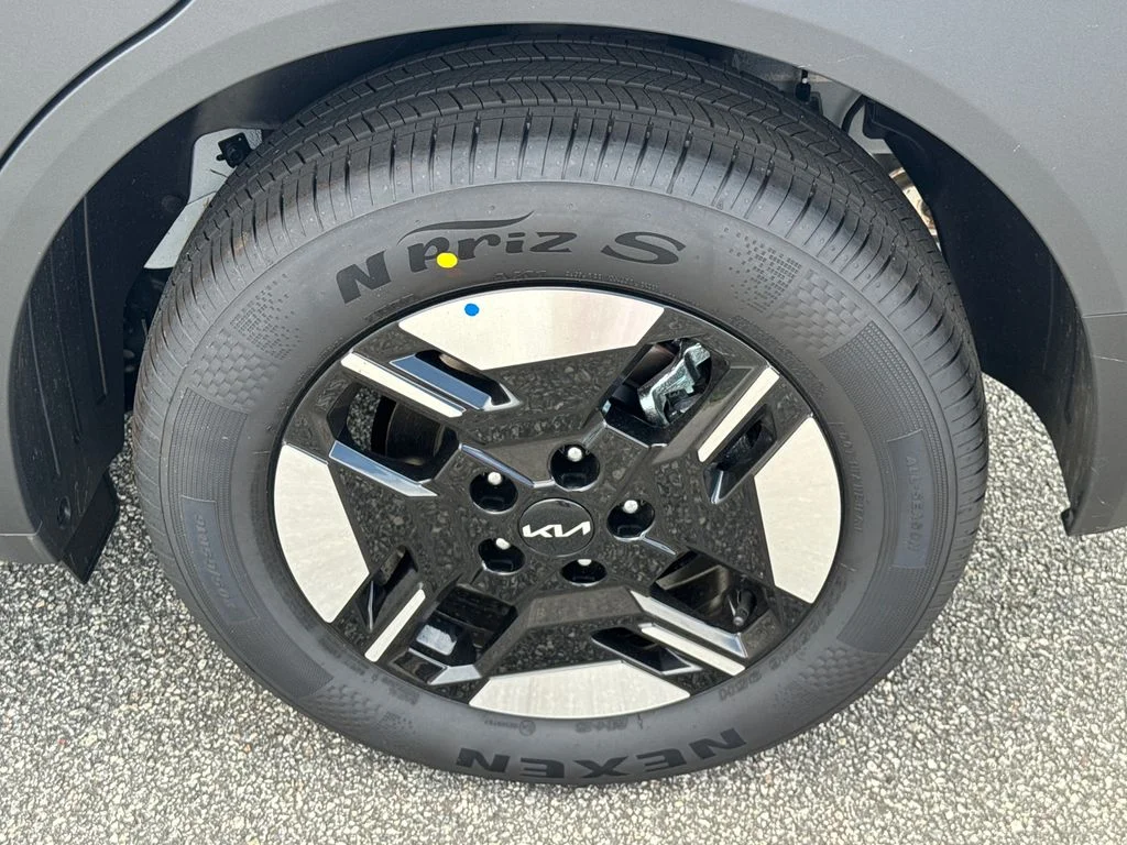 New 2027 Snow White Pearl Kia LX image 19