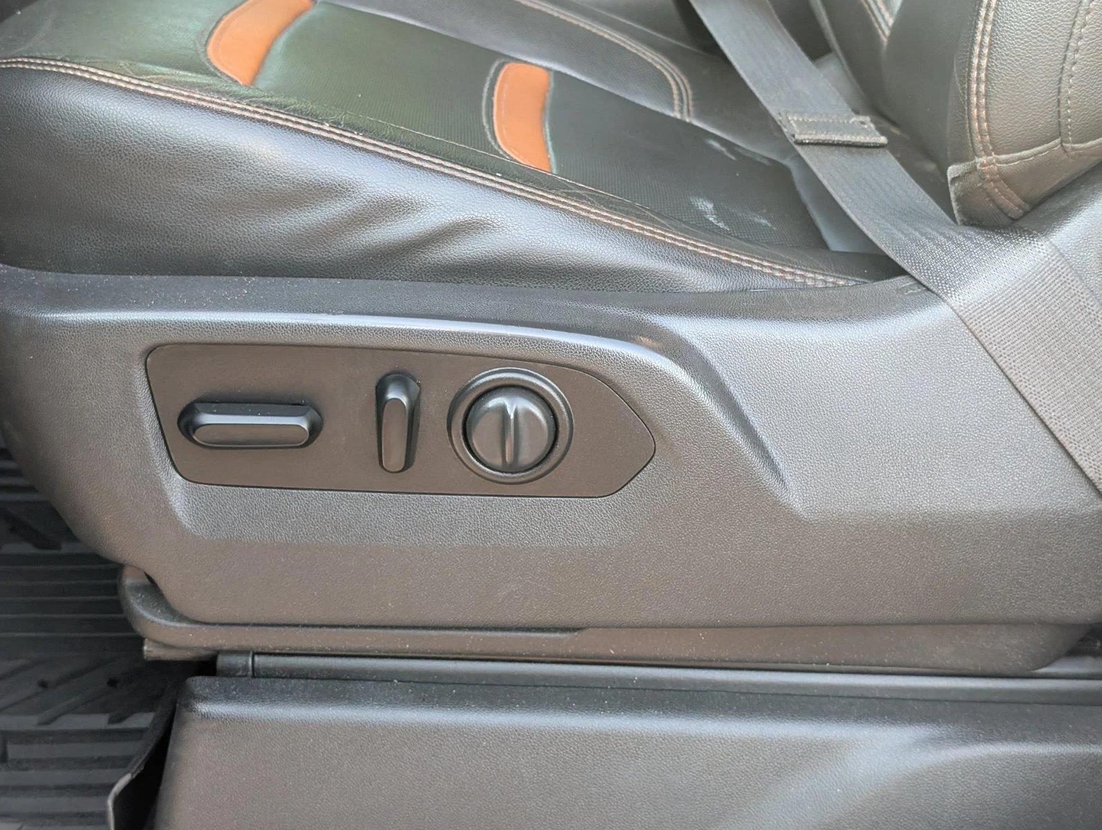 Used 2020 Summit White GMC AT4 image 16