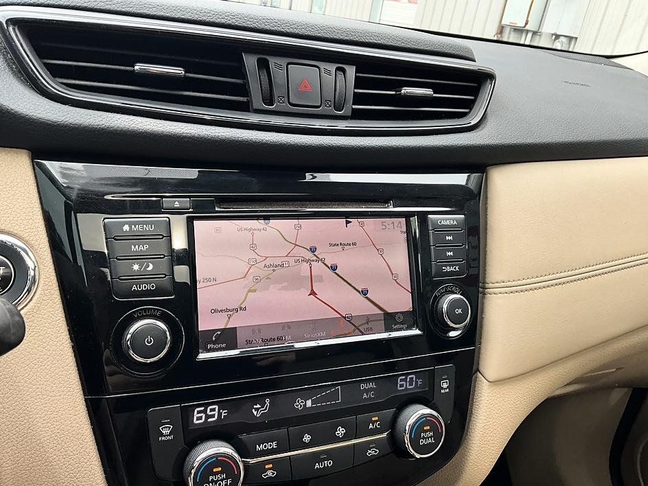 Used 2018 Green Nissan SL image 19