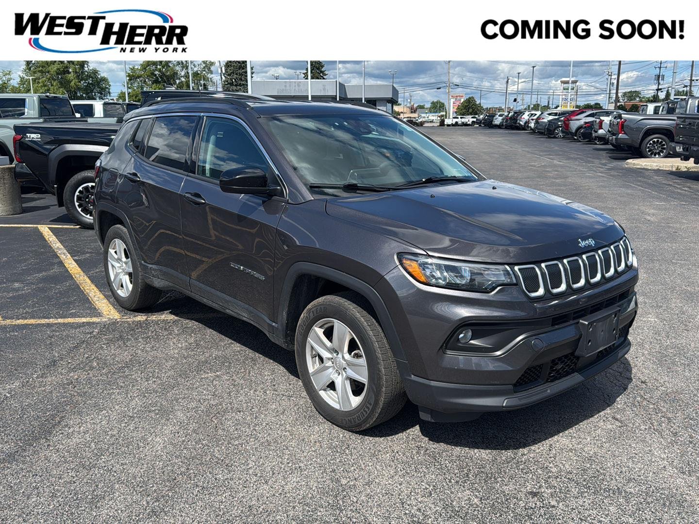 Used 2022  Jeep Latitude image 1