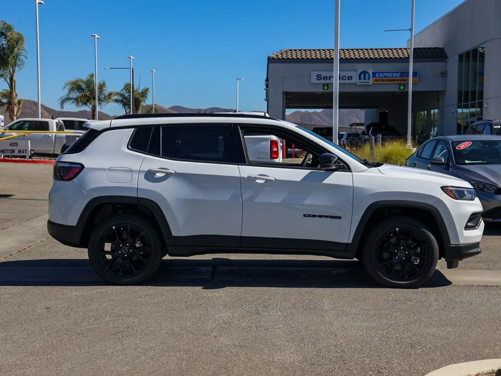 New 2026 Bright White Clearcoat Jeep Latitude image 2