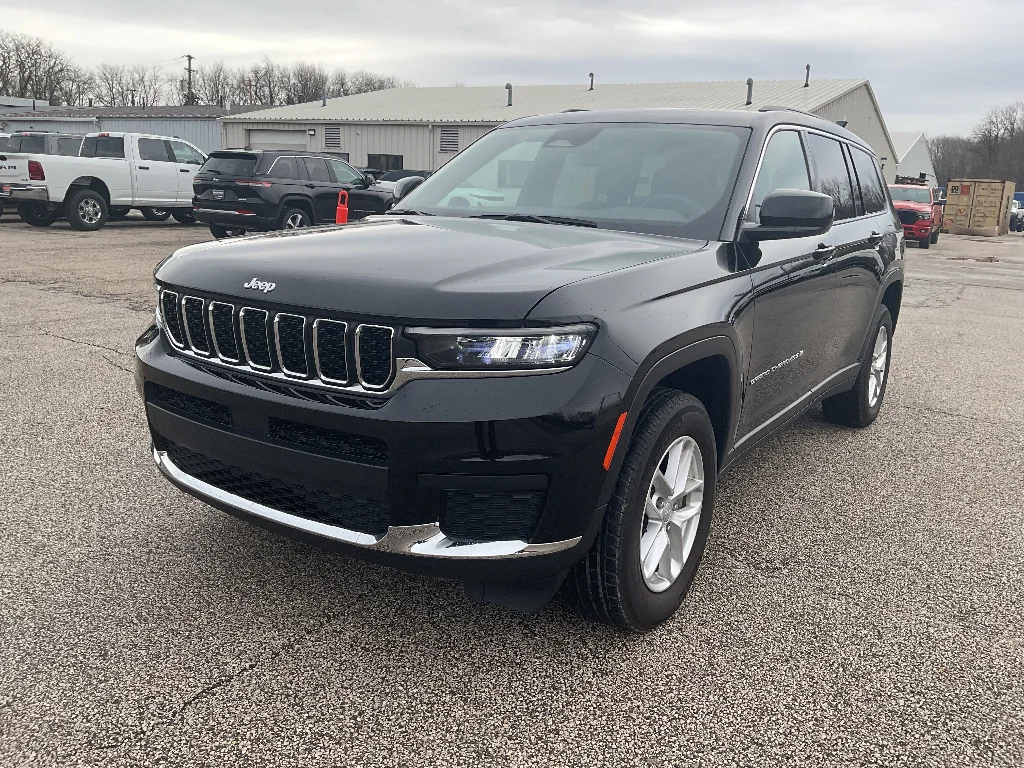 Certified Used 2024 Diamond Black Crystal Pearl Coat Jeep Laredo X image 3