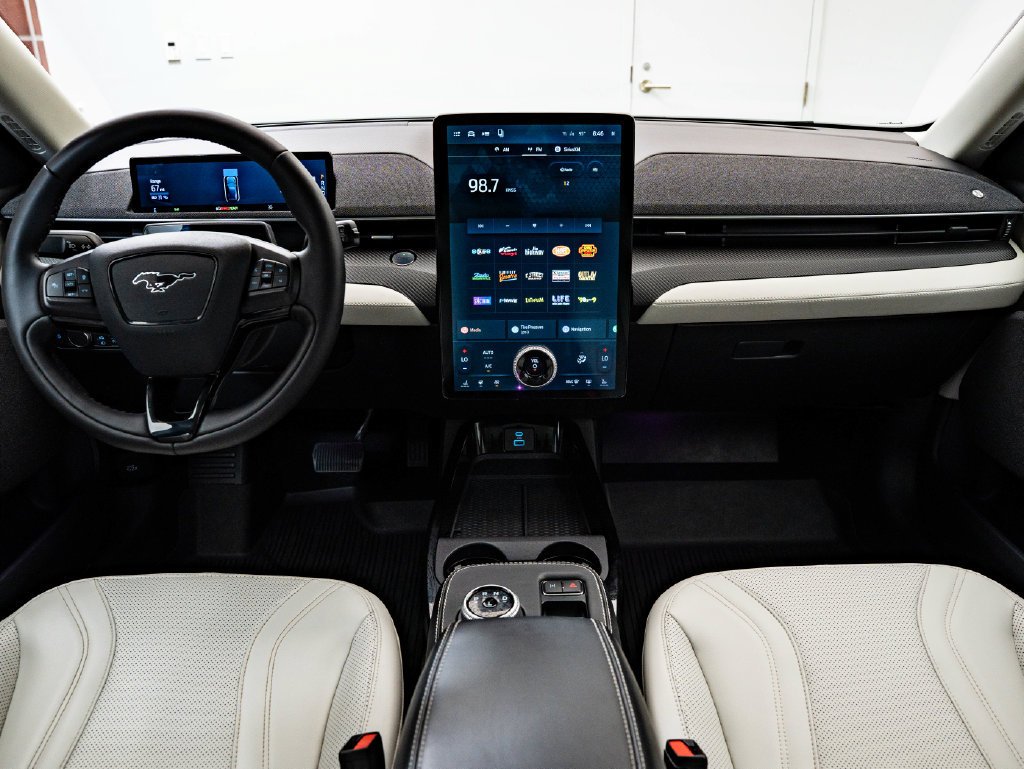 Used 2022 Space White Metallic Ford Premium image 32