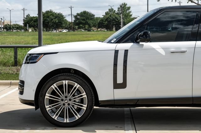 Used 2025 White Land Rover SE image 13