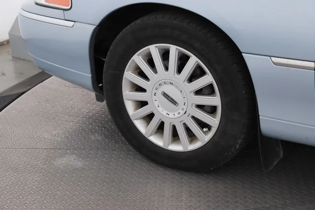 Used 2005 White Lincoln Signature image 13