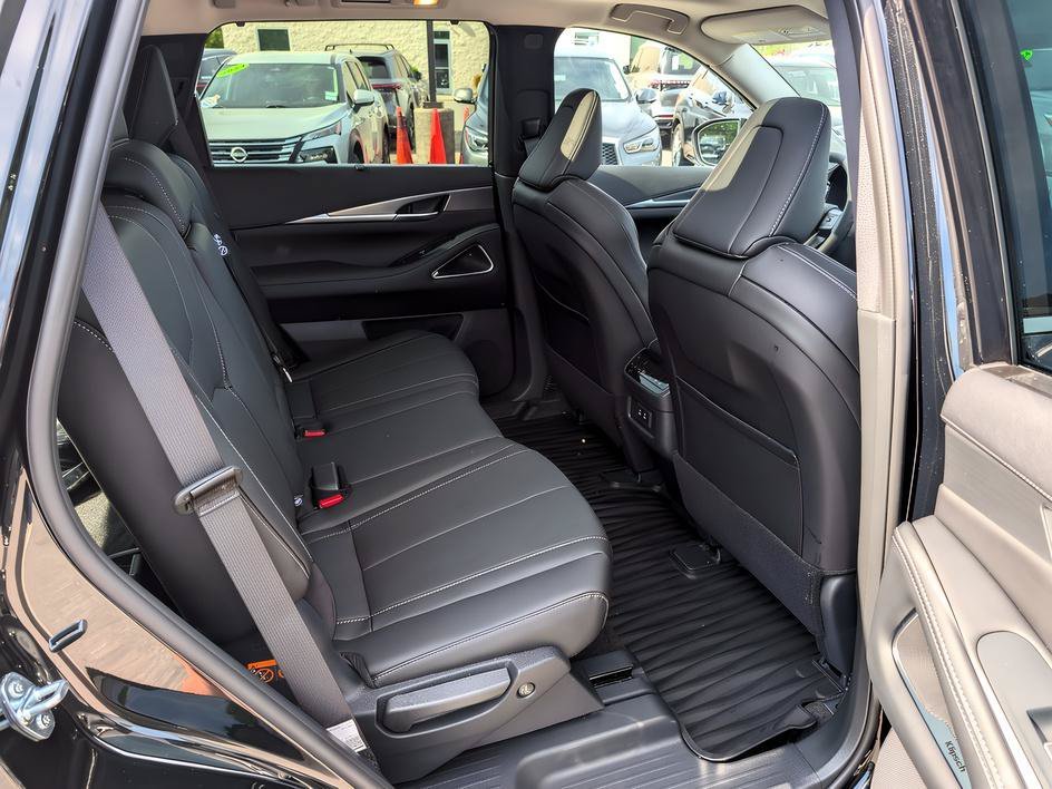 Certified Used 2026 Mineral Black INFINITI LUXE image 21