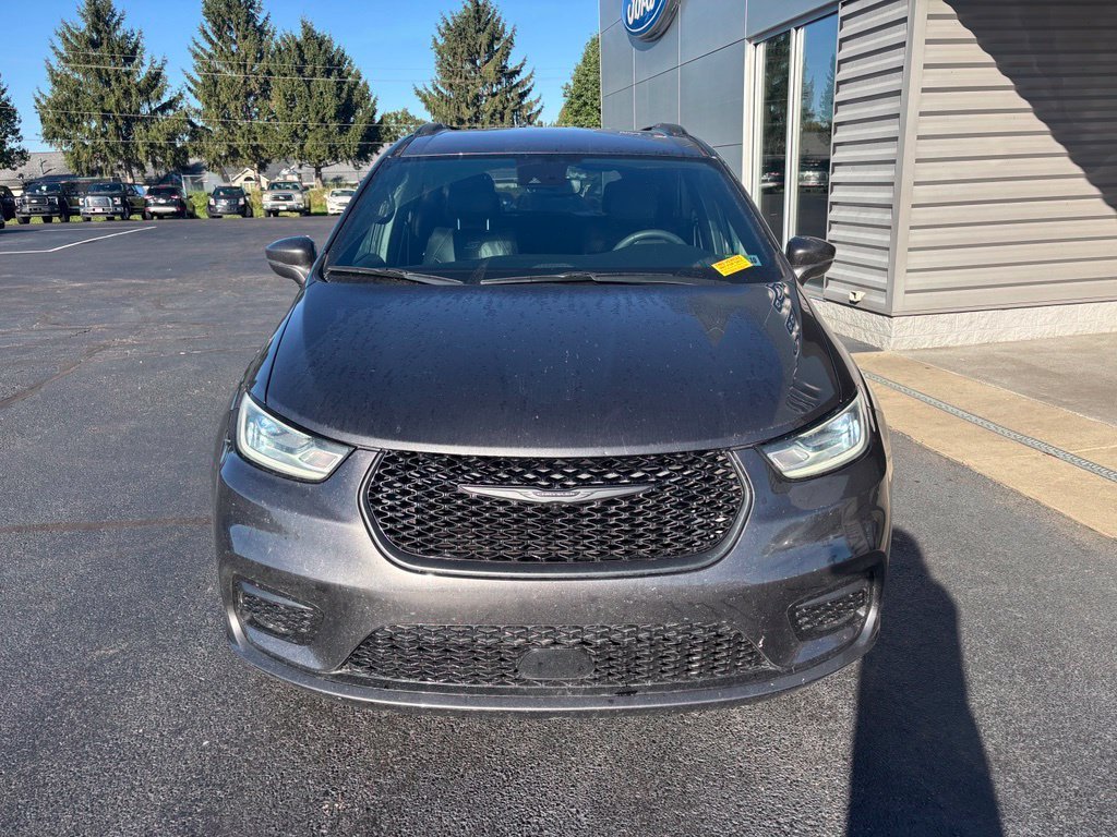 Used 2022 Granite Crystal Clearcoat Metallic Chrysler Touring L image 10