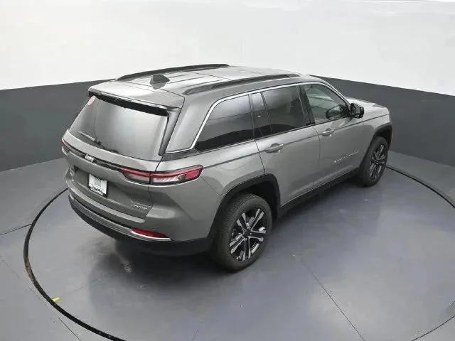 New 2027 Sting-Gray Clear-Coat Paint Jeep Limited image 16