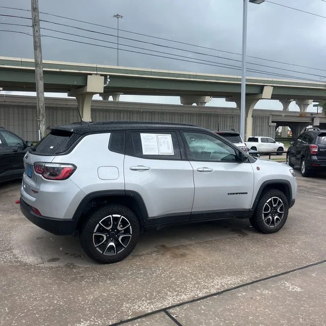Used 2025 Silver Zynith Metallic Clearcoat Jeep Trailhawk image 6