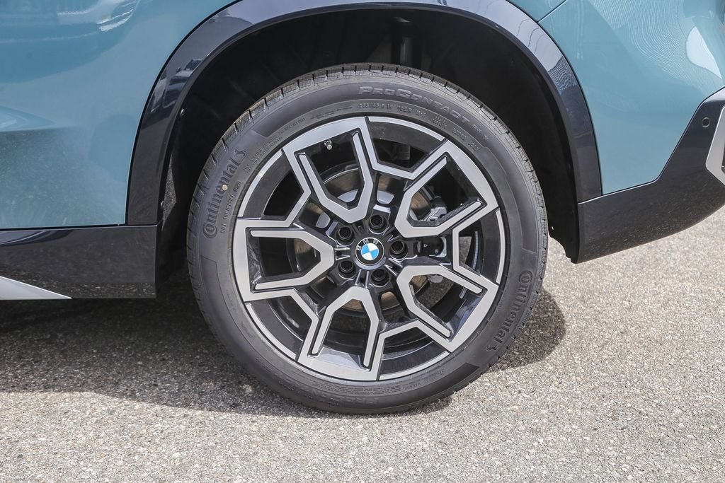 New 2026 Cape York Green Metallic BMW xDrive28i image 8