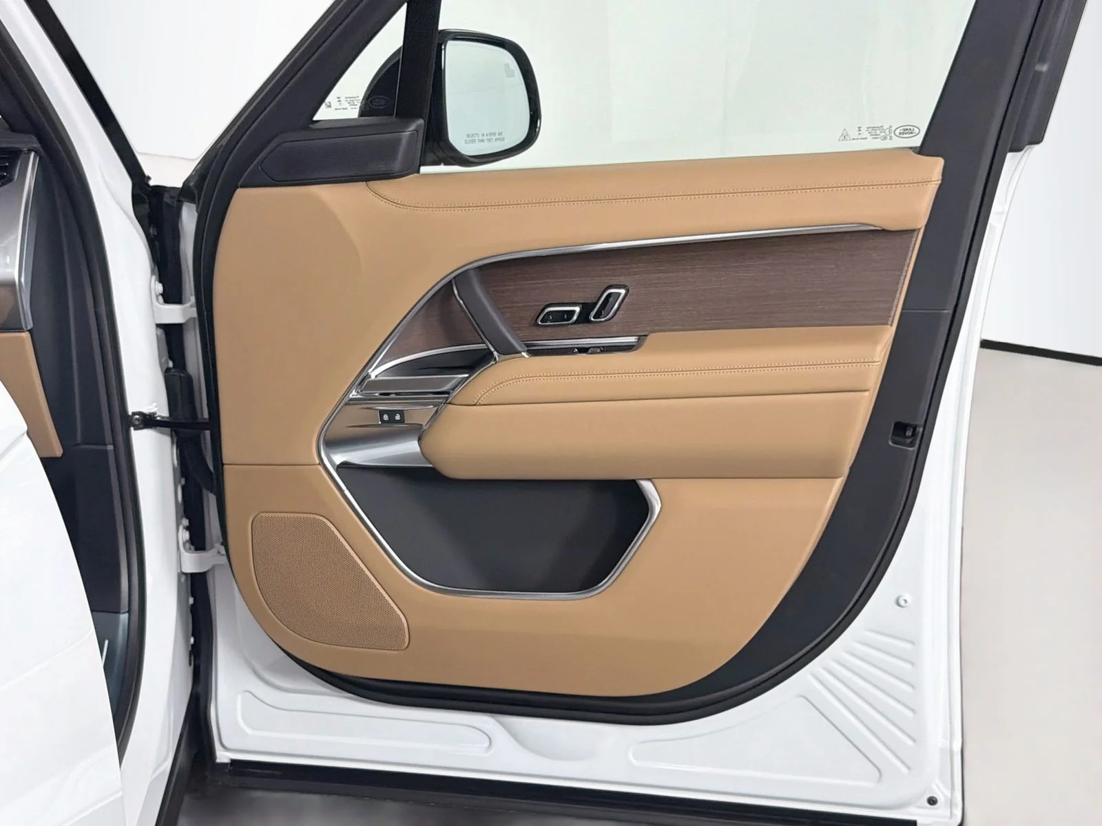 New 2026 Fuji White Land Rover SE image 31