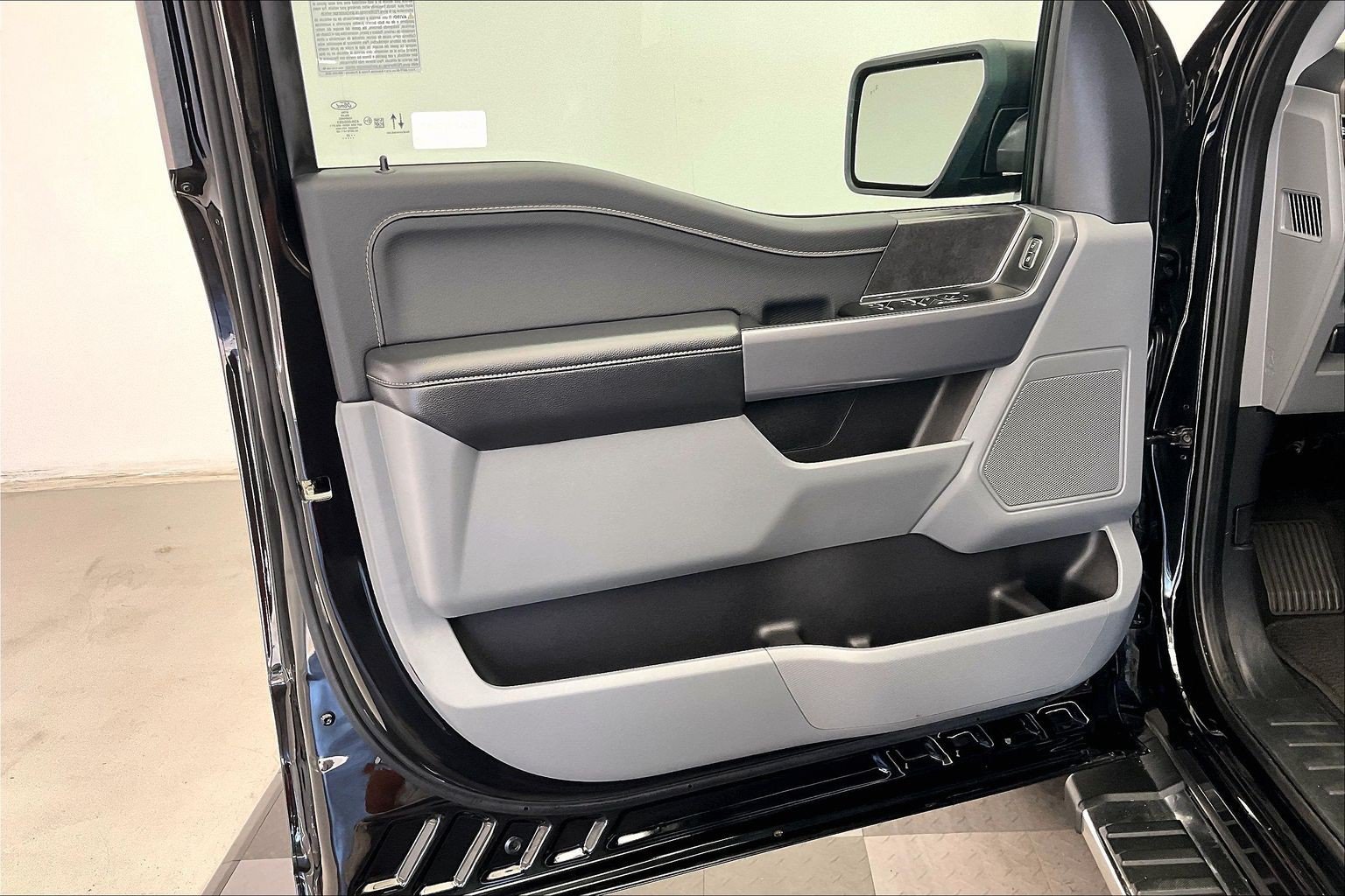 Used 2025 Agate Black Metallic Ford XLT image 26