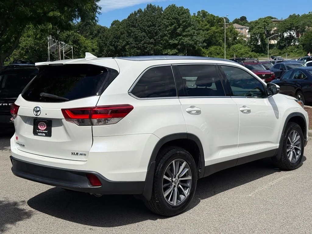 Used 2019 White Toyota XLE image 10