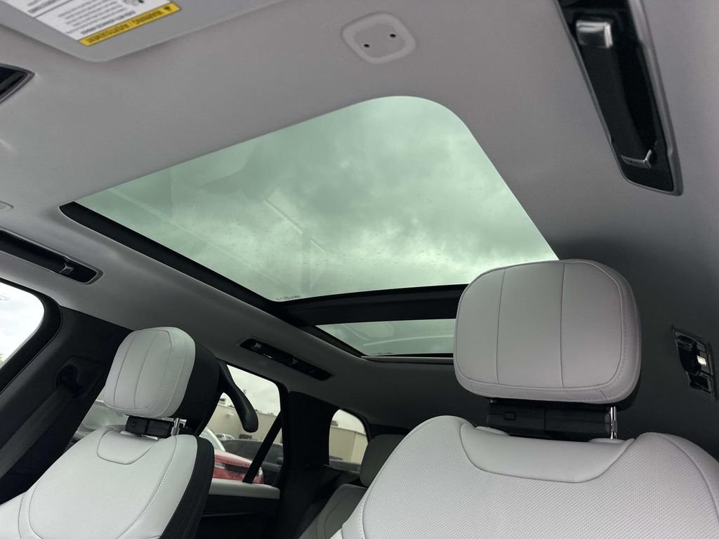 New 2026 Ostuni Pearl White Land Rover Dynamic SE image 23