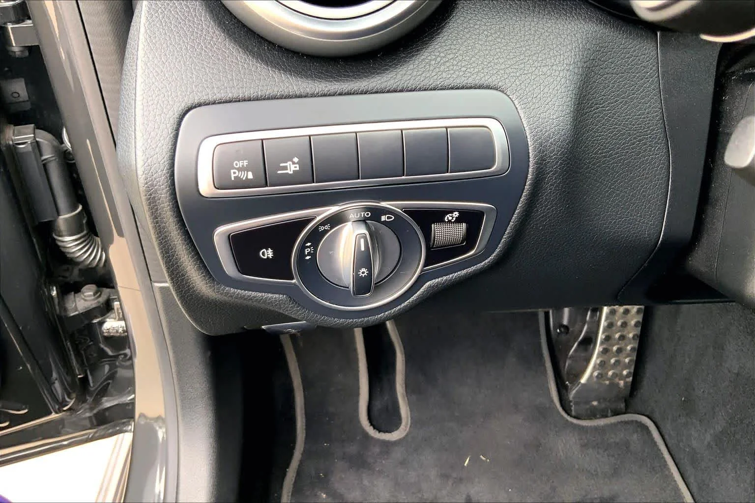Used 2020 Graphite Grey Metallic Mercedes-Benz AMG® C 43 image 31
