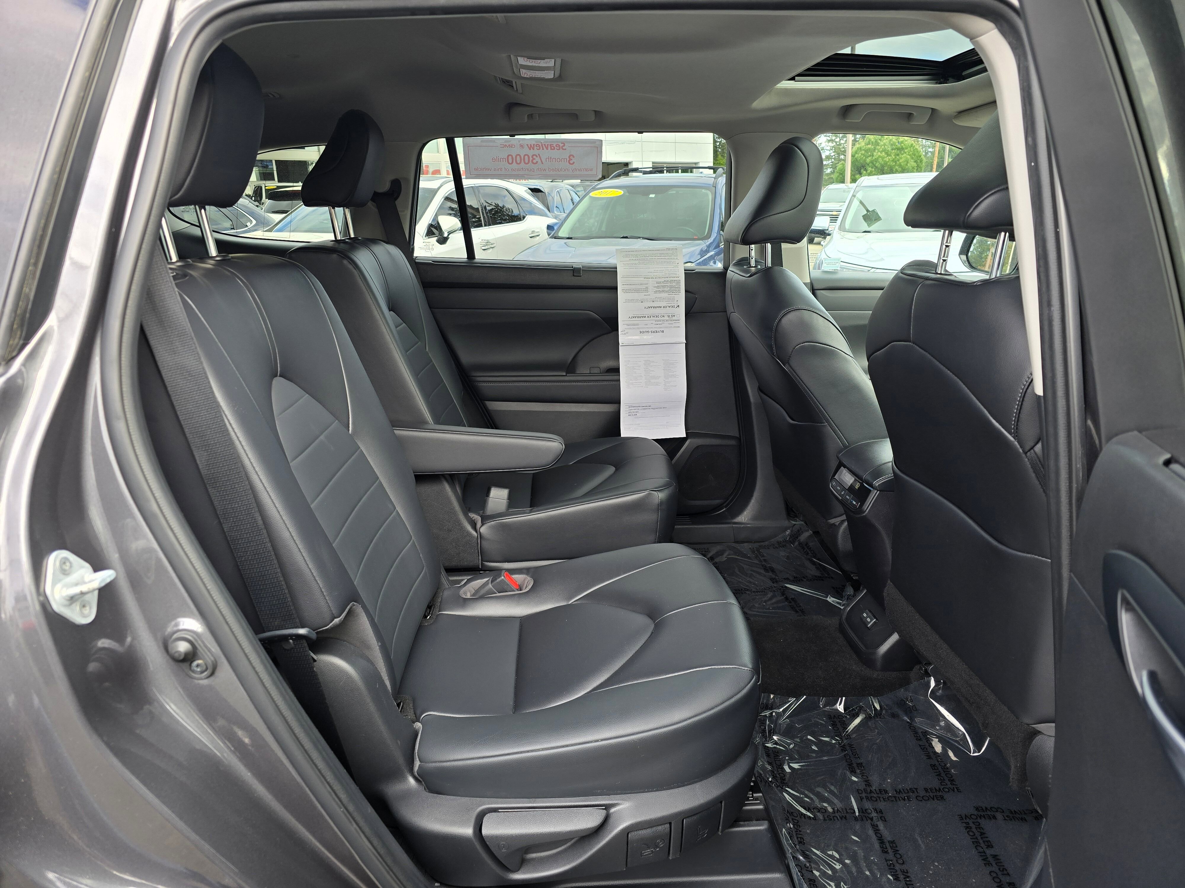 Used 2023  Toyota L image 12