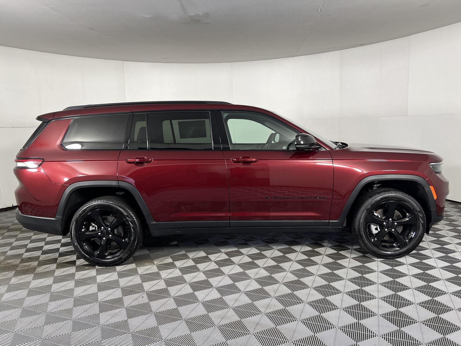 Used 2025 Velvet Red Pearlcoat Jeep Limited image 10