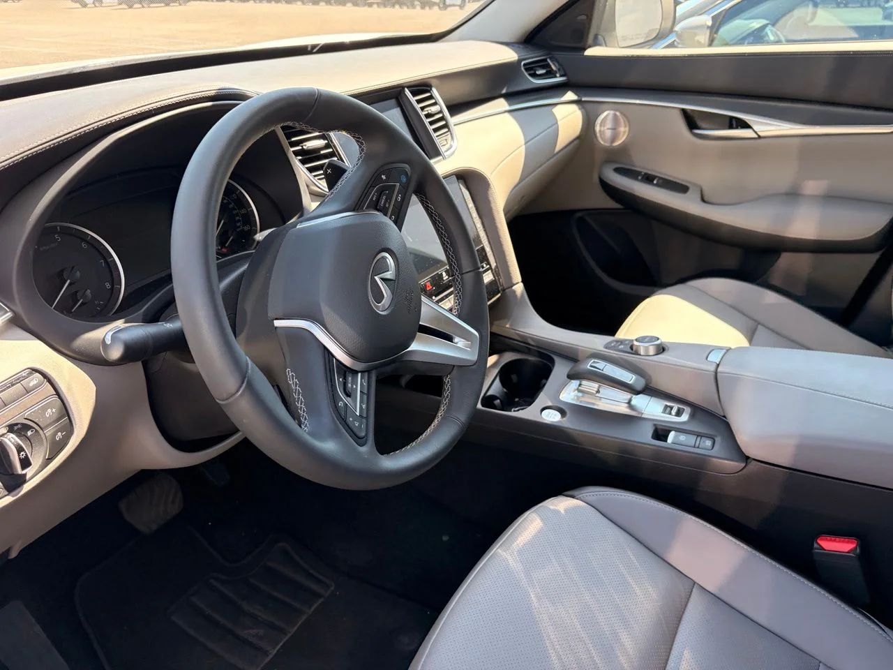 Certified Used 2025 Radiant White INFINITI Luxe image 8