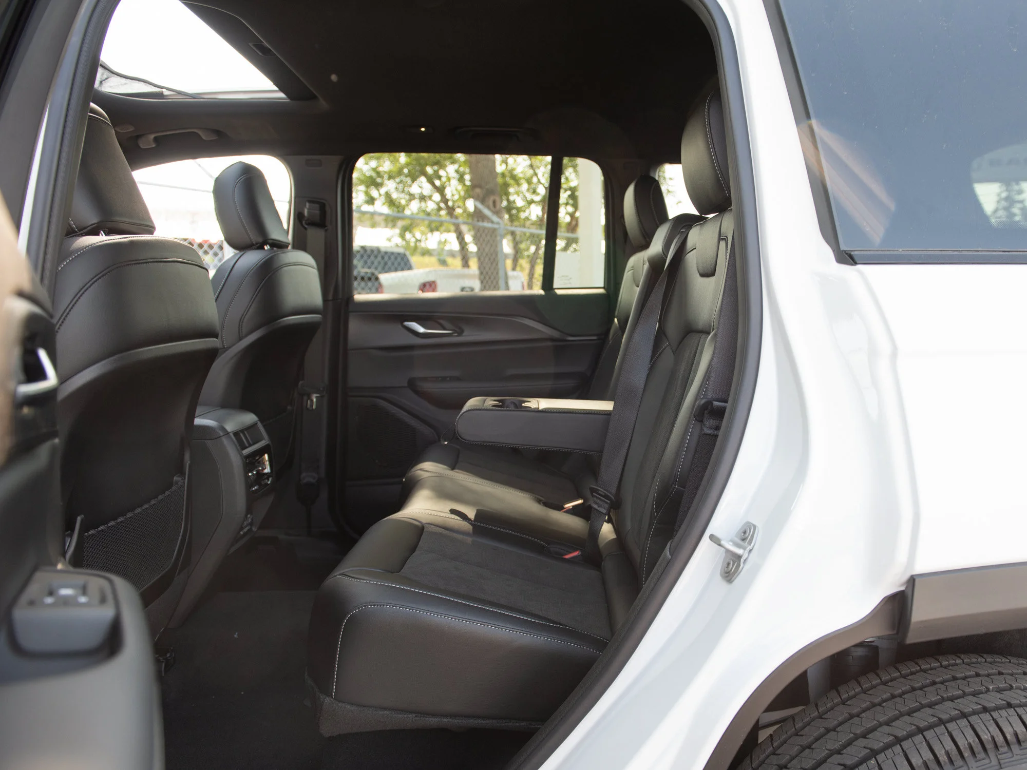 New 2025 White Jeep Altitude* 4x4, Sunroof, Heated Leather, Wireless Charging Pad image 18