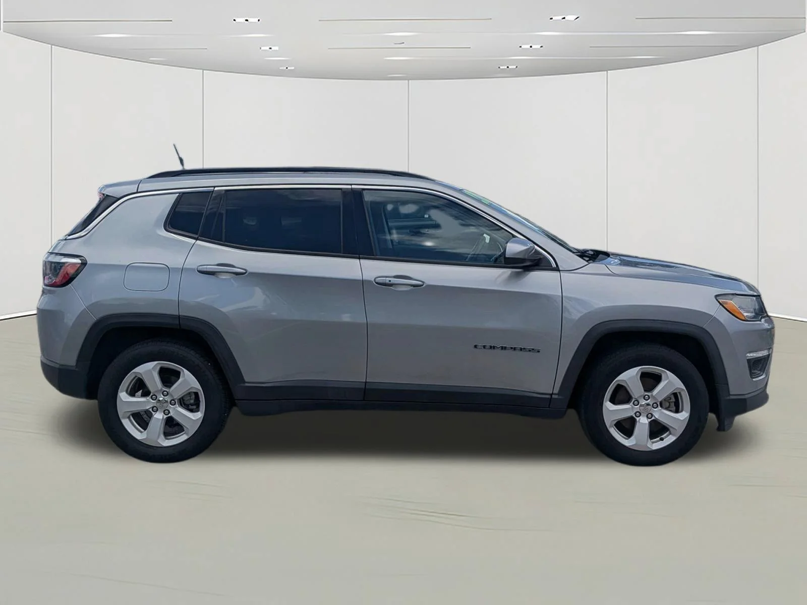 Used 2021  Jeep Latitude image 2