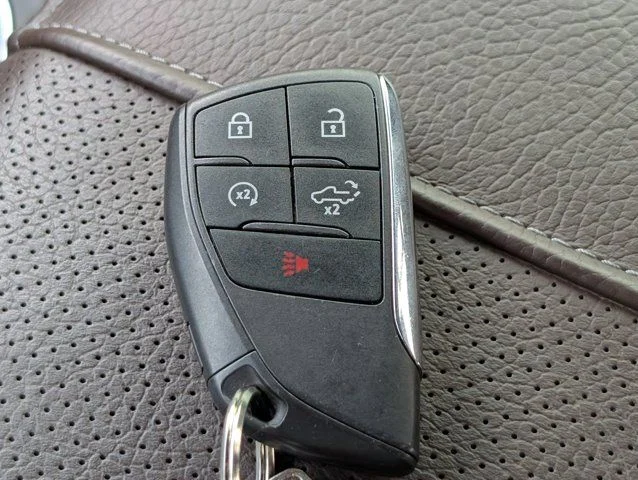 Used 2023 White Frost Tricoat GMC Denali image 31