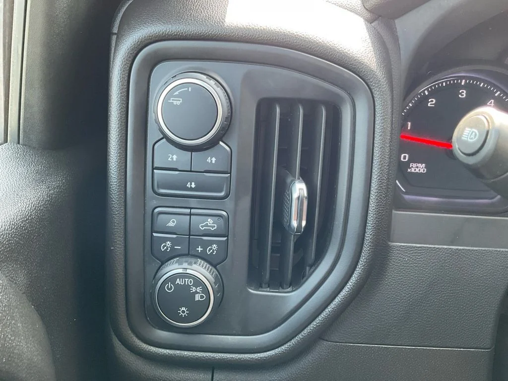 Used 2024 White Chevrolet Custom image 31
