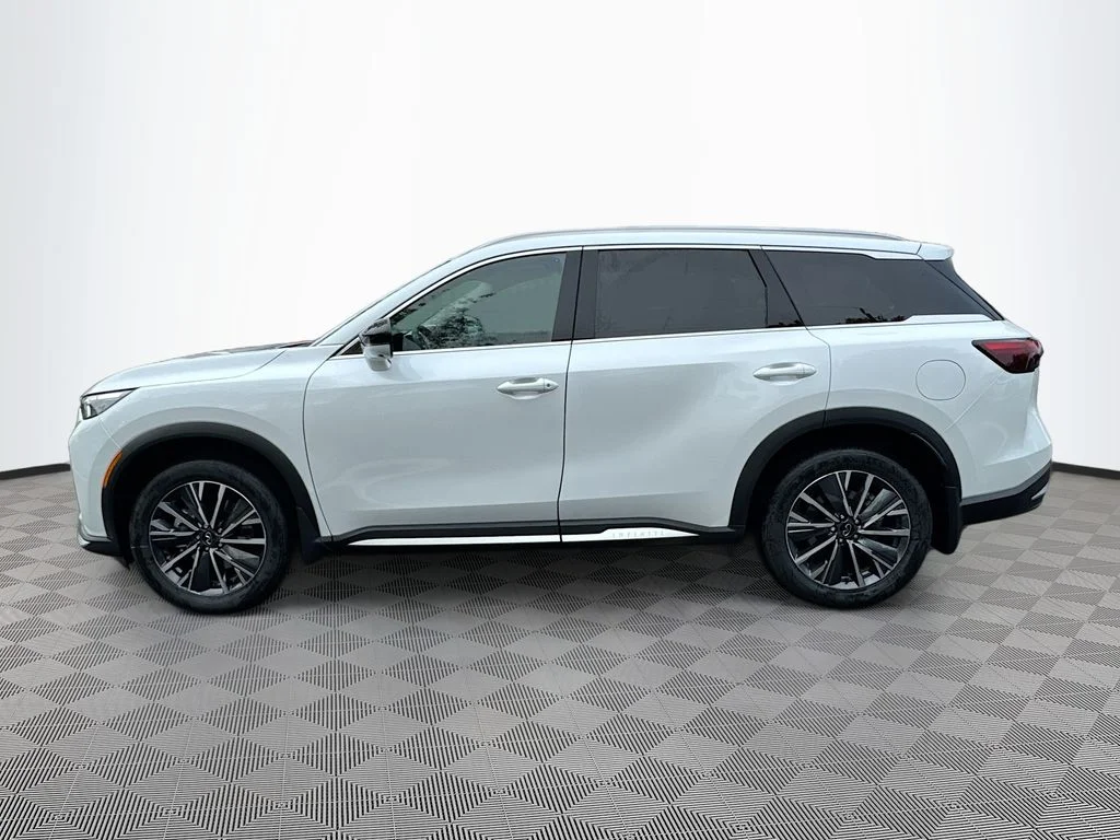 Certified Used 2026 White INFINITI LUXE image 9