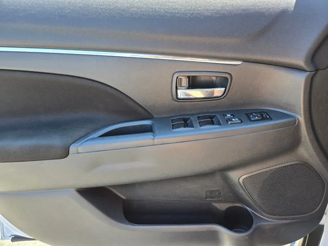 Used 2024 White Mitsubishi  image 36