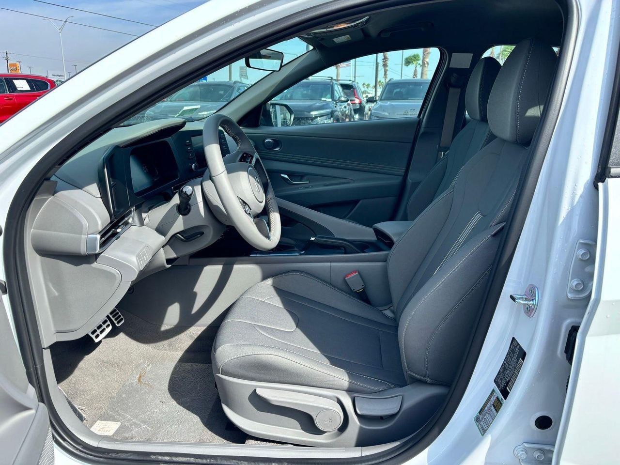 2025 Hyundai Elantra SEL - Photo 15