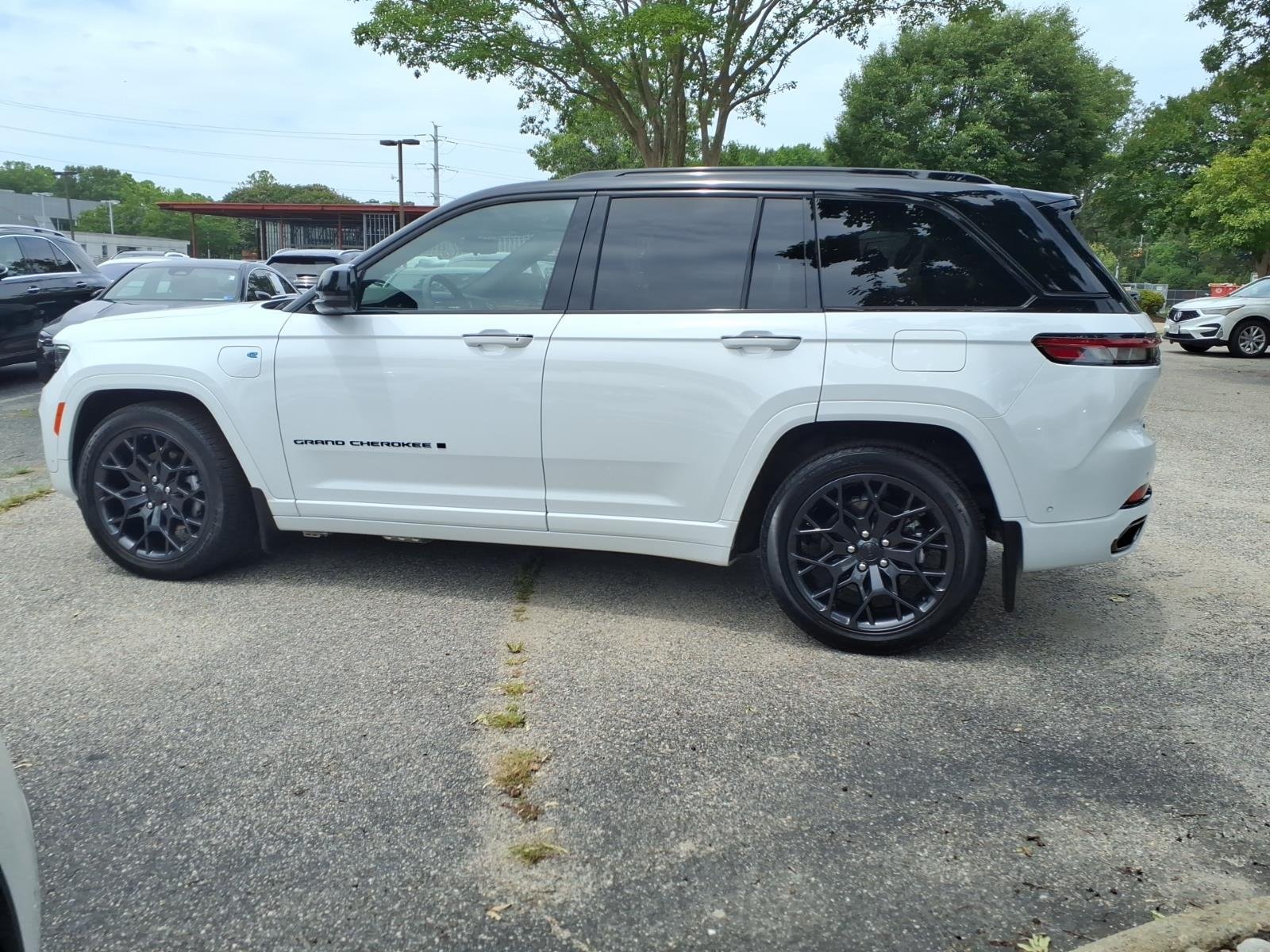 Used 2025 Bright White Clearcoat Jeep Summit Reserve image 9