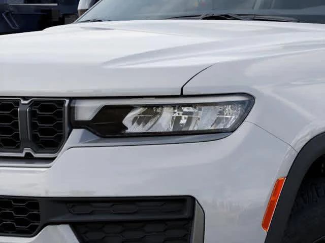 New 2026 Bright White Clear-Coat Exterior Paint Jeep Laredo Altitude image 16