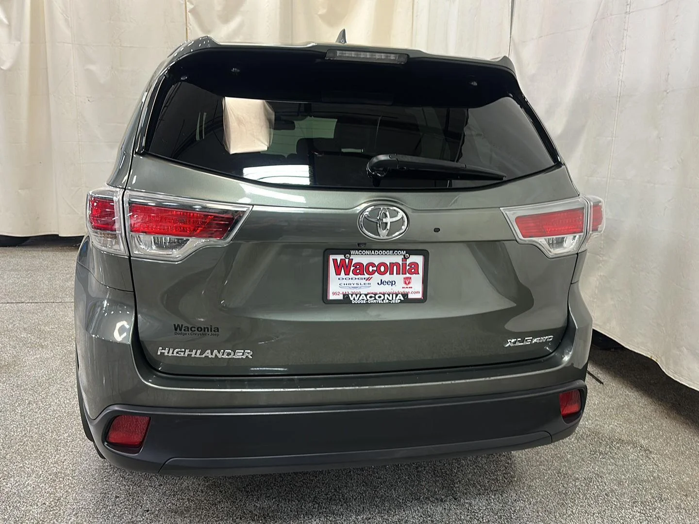 Used 2015 ALUMINA JADE METALLIC TOYOTA XLE image 4
